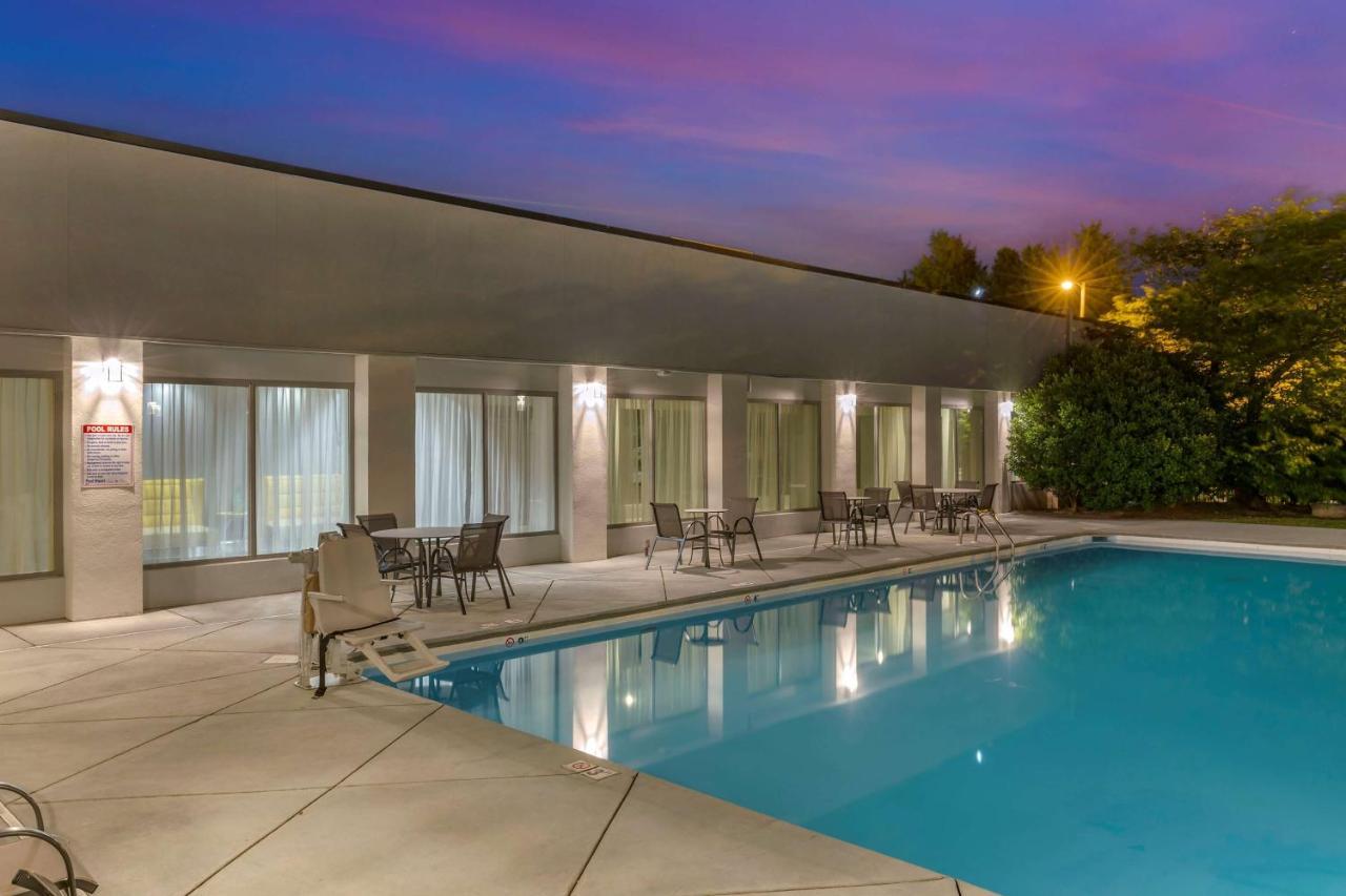 Best Western Plus University Inn Winston-Salem Exterior foto