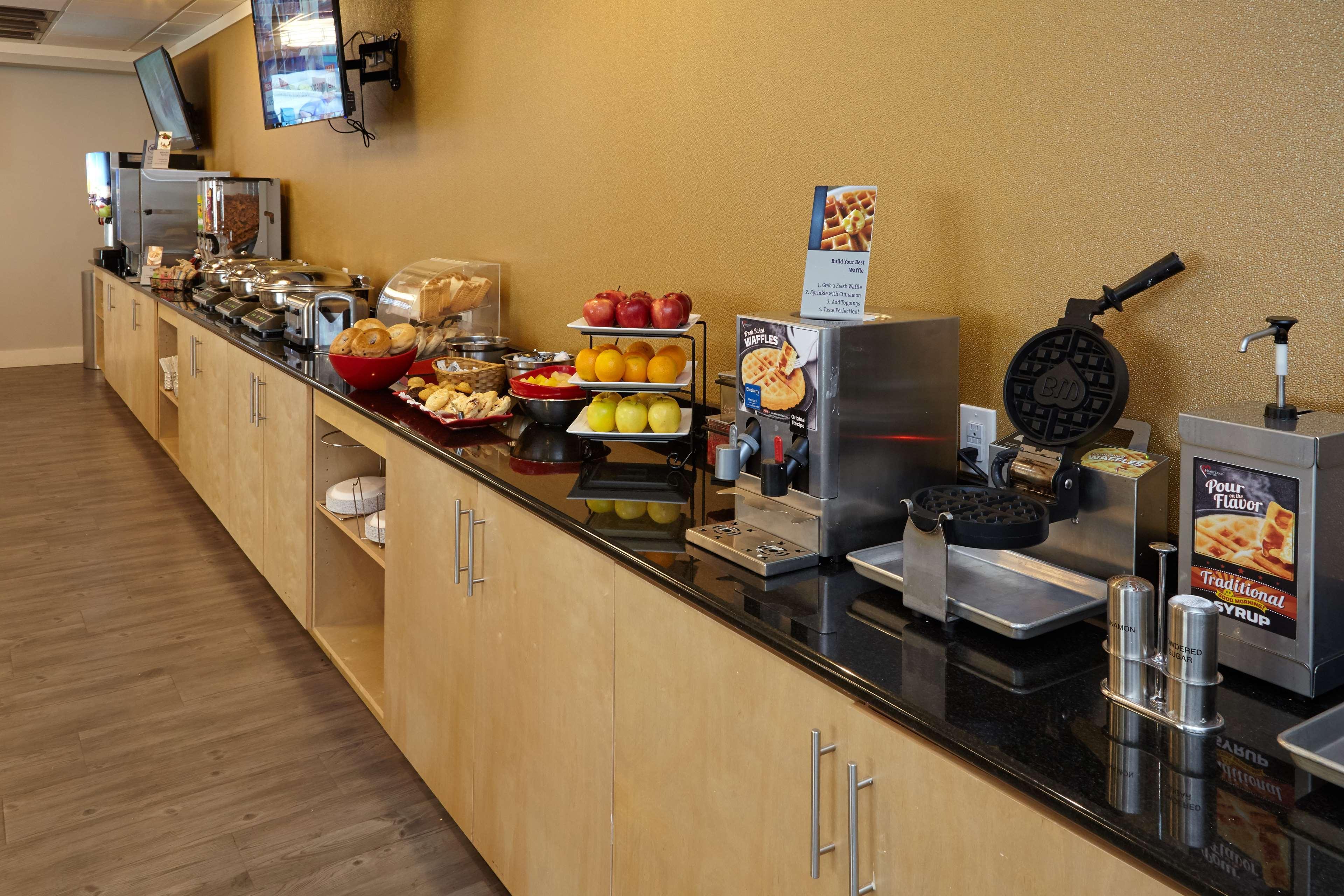 Best Western Plus University Inn Winston-Salem Exterior foto